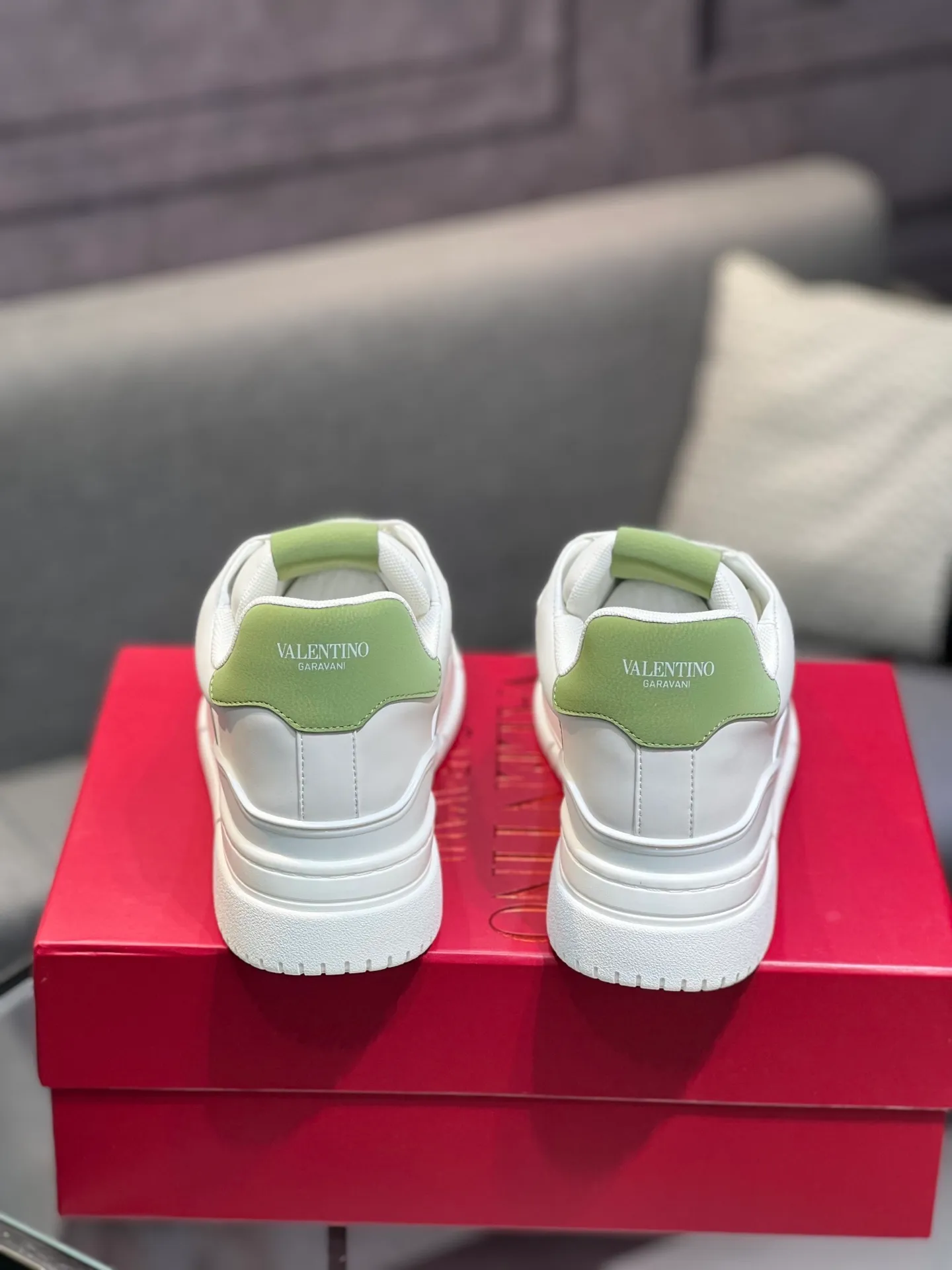 Men's Men's Shoes 💰660 Valentino 2023 early autumn new star shoes are now online! Wang Hedi and Ren Jialun have been worn by many celebrities. Who can refuse the same couple shoes as Wang Hedi! The design of Stars Stab My Heart is cool and spicy. The material of the shoes is cowhide, and every color is beautiful! Size 35-40, men’s size 39-44 (women’s 41, men’s 38, 45🉑️customized)